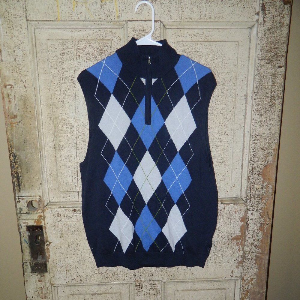 Izod Golf Men's 1/4 zip Argyle Sweater Vest Size M  (C14)